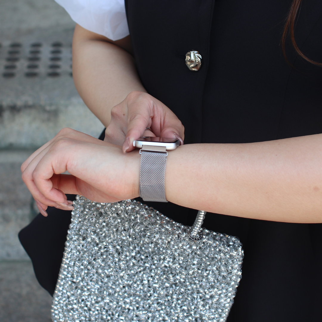 EE03 スマートウォッチ シルバーxステンレスメッシュシルバー  SIL M SILマグネット式 ミラネーゼループ ベルト幅20mm